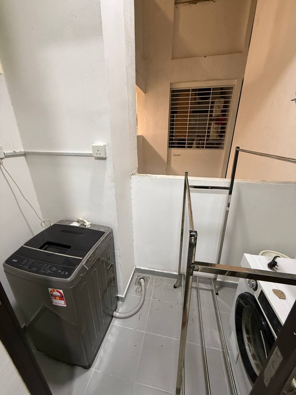 Small Room with balcony no A/C share toilet (R5) - Marina Cove B 09-01 photo 2